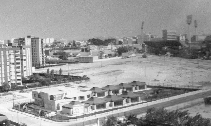 Vista aérea antigua de la escuela en blanco y negro