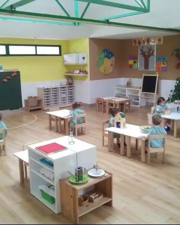 Aula luminosa con mobiliario Montessori