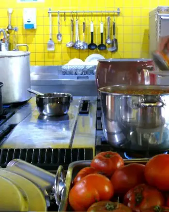 Cocina de la escuela con verduras frescas