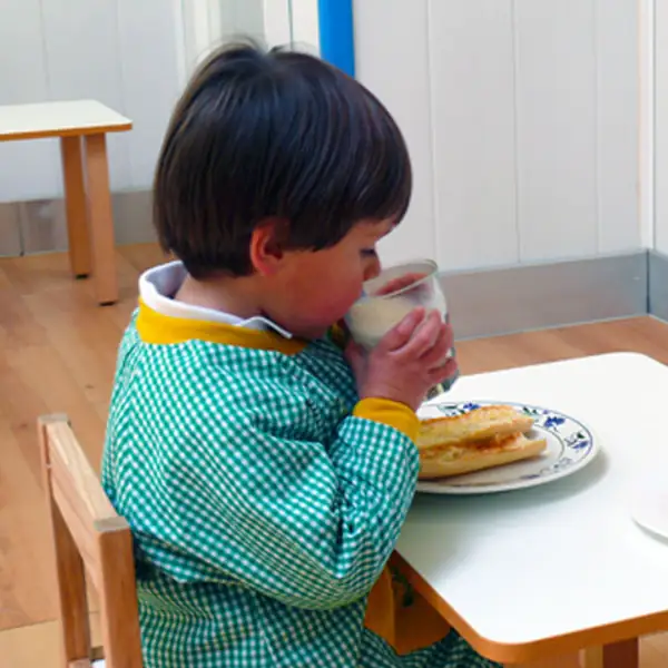 Niño desayunando en la escuela