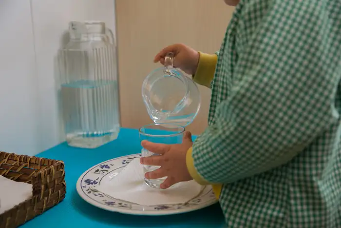 Sirviéndose agua sin ayuda