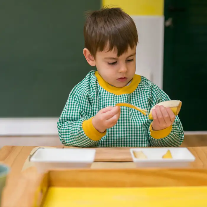 Niño concentrado en una actividad Montessori