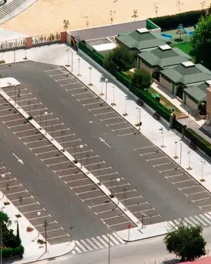 Vista aérea del parking junto a la escuela