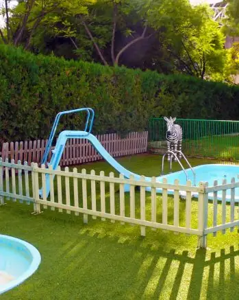 Piscina infantil con tobogán en el jardín