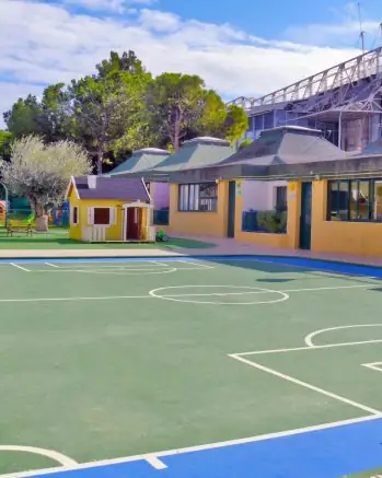 Pista del polideportivo y aulas al fondo